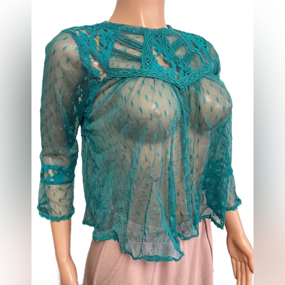 Fleur De Les print t-shirt top
Stretchy cotton blend is fitted peasant top